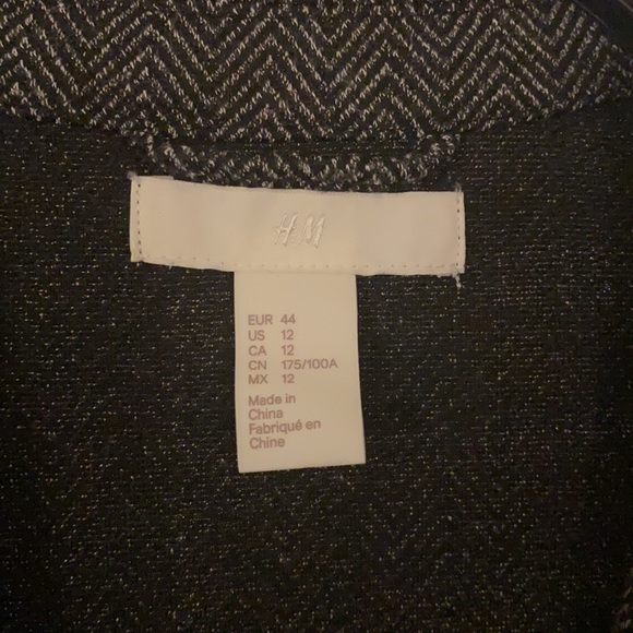 Cute business casual blazer. Long enough to wear with cute shorts and boots. - Picture 4 of 4